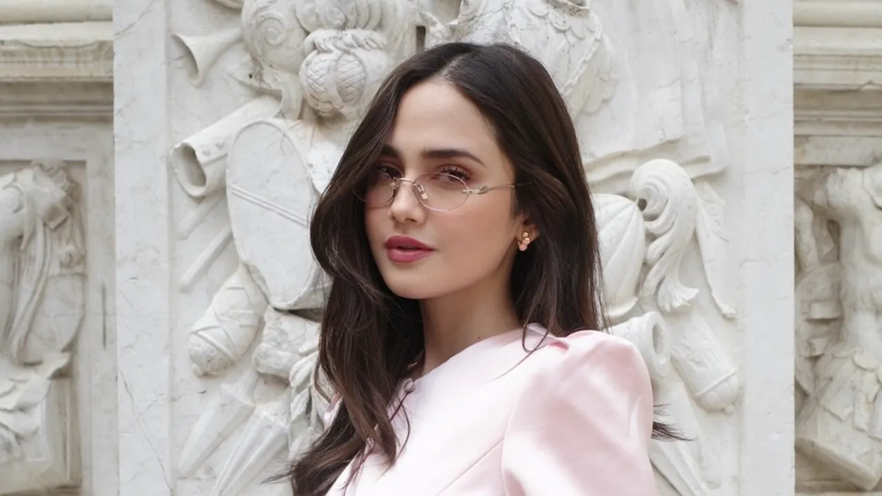 Potret Syifa Hadju Tampil Classy Saat Menikmati Venice, Outfit Soft Pink-nya Cantik