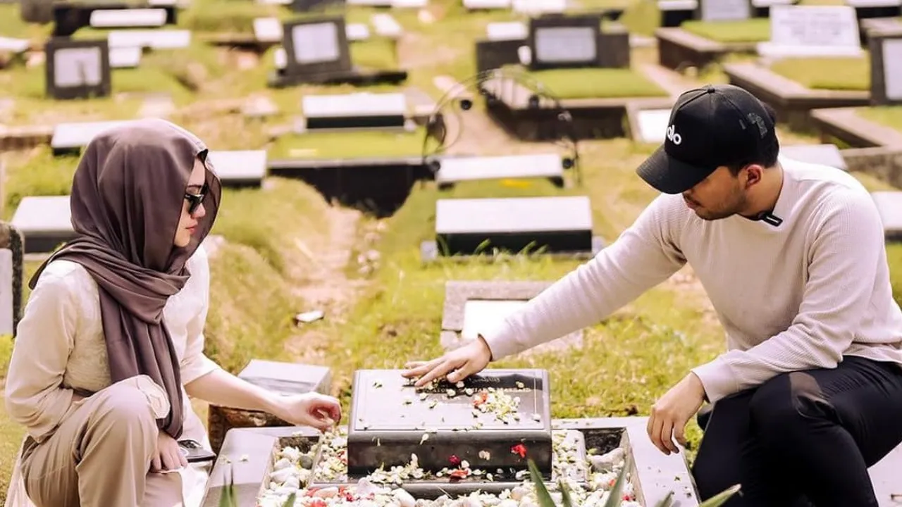 Potret Thariq Halilintar dan Aaliyah Massaid Kunjungi Makam Adjie Massaid, Minta Izin untuk Menikah