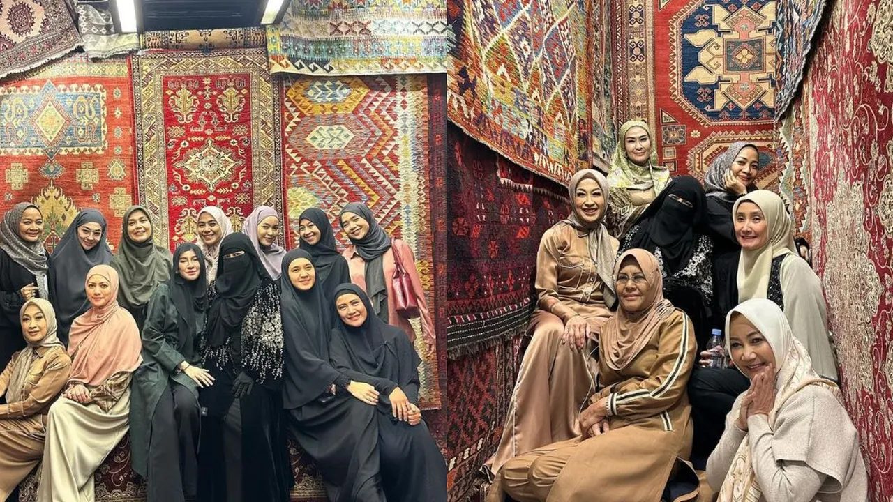 Potret Ummi Pipik Bareng Selebritis Lain Hadiri Majelis Halaqah Cinta