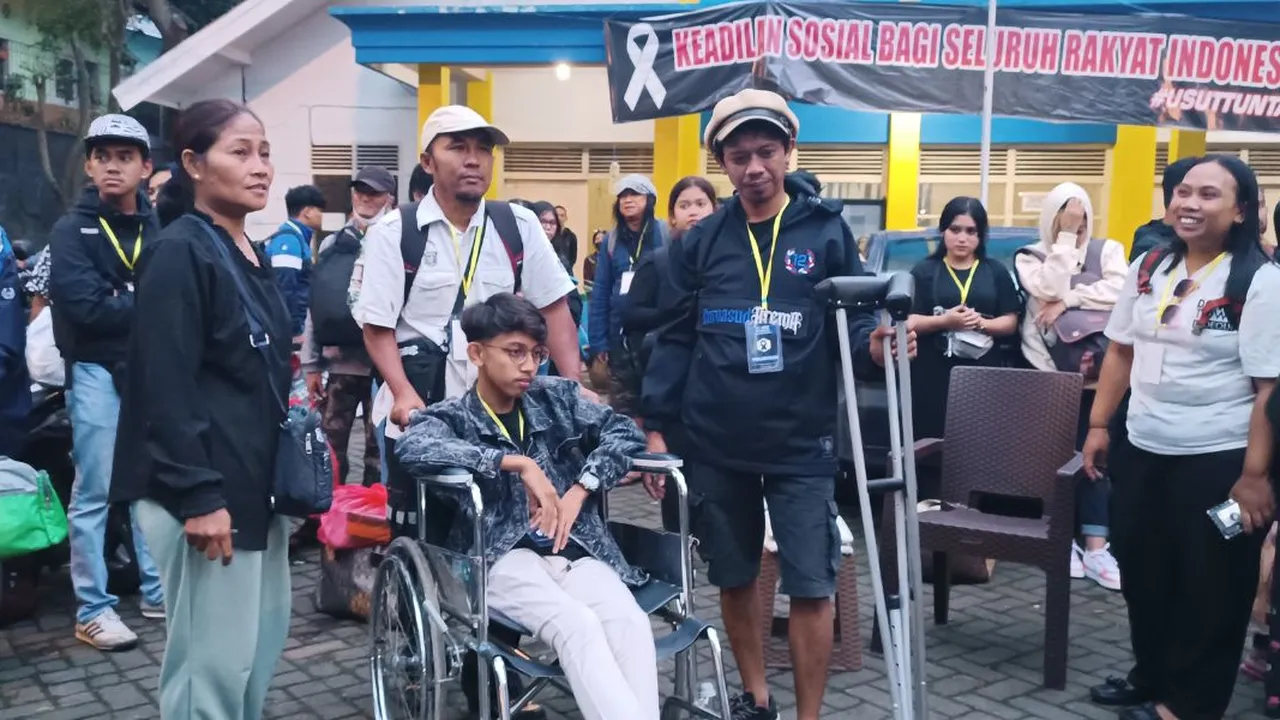 Potret Vicky, Korban Tragedi Kanjuruhan Pakai Kruk Nekad Cari Keadilan ke Jakarta