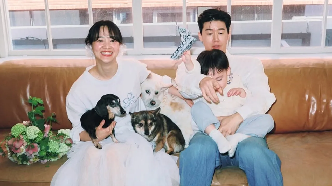 Potret Yoon Seung Ah dan Kim Mu Yeol Rayakan Anniversary Pernikahan ke-11 Bersama Anak