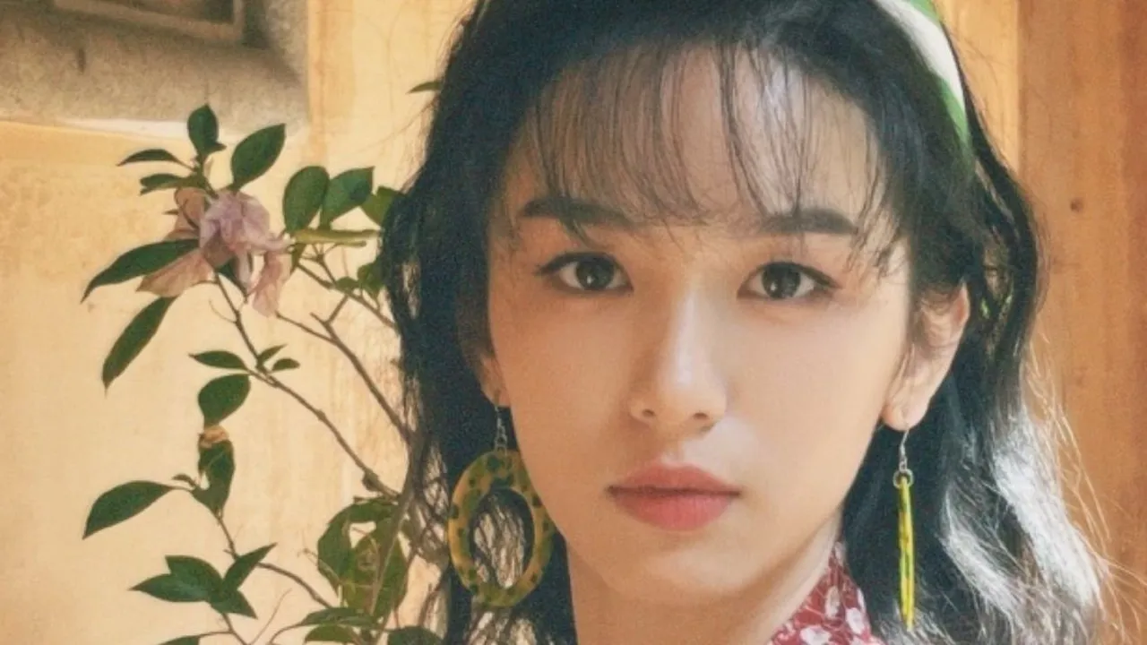 Potret Zhou Ye Tampil Menawan dengan Gaya Y2K, Feminin Elegan