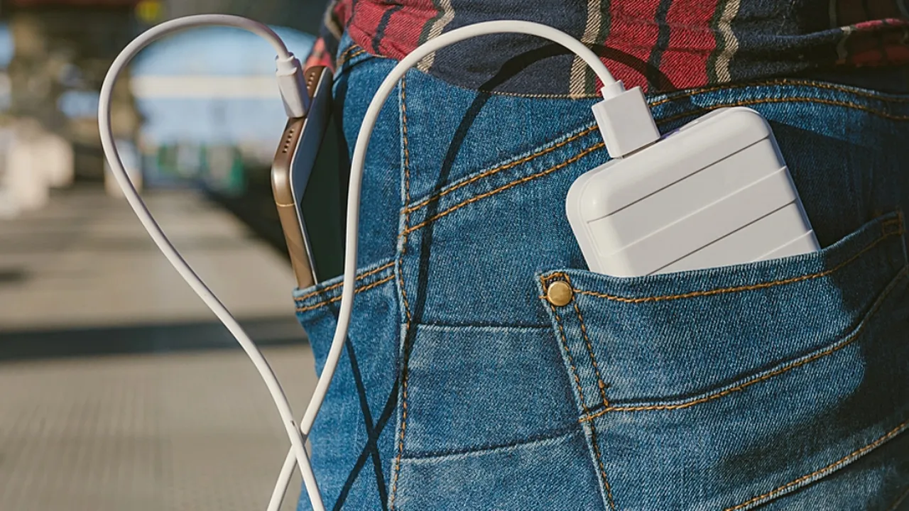 Powerbank vs Mengisi Daya di Mobil, Mana yang Lebih Baik untuk Baterai HP?