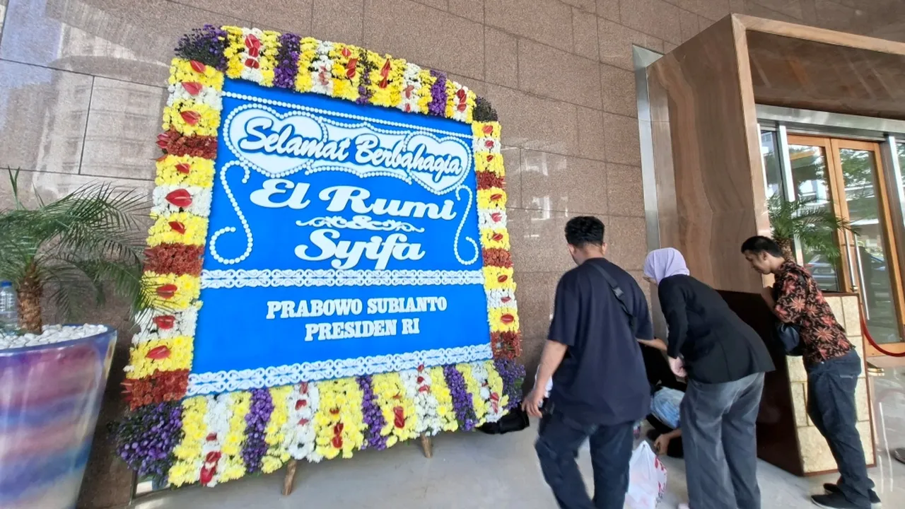 Prabowo Subianto Kirim Karangan Bunga Untuk Pernikahan El Rumi dan Syifa Hadju Prabowo Subianto Kirim Karangan Bunga Untuk Pernikahan El Rumi dan Syifa Hadju