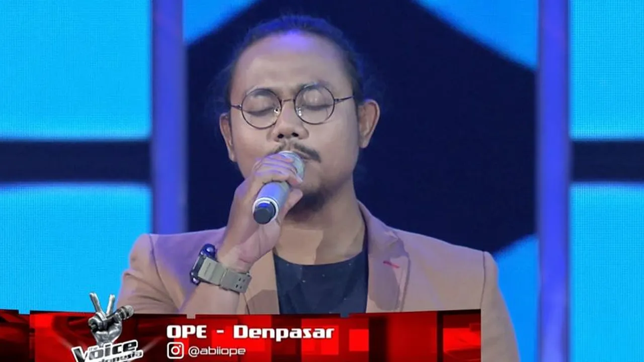 Pria Ini Menangis Haru Direbutkan Coach 'The Voice'