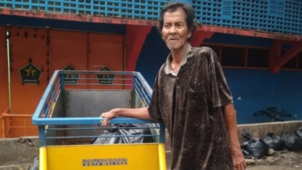 Pria Ini Tinggal di Bawah Tangga Stadion Gajayana Malang Selama 20 Tahun Lebih!