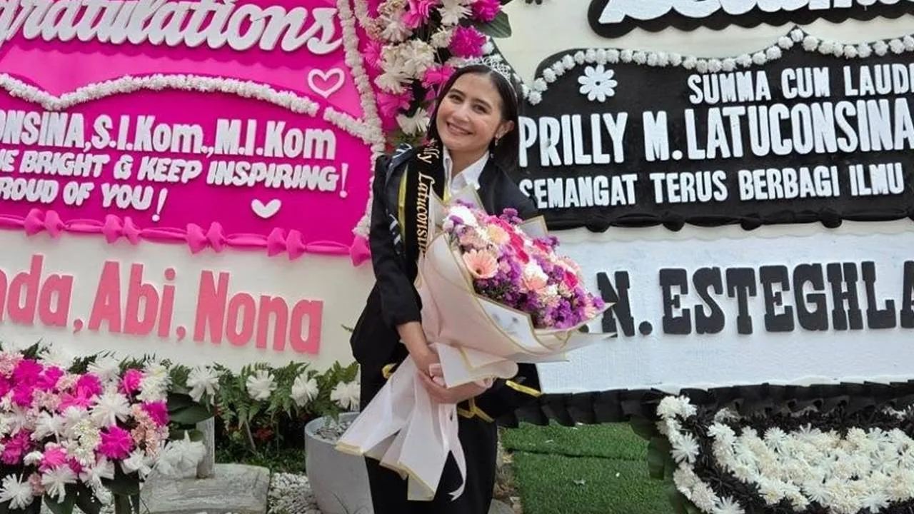 Prilly Latuconsina Lulus S2 Summa Cum Laude, Omara Rayakan di Instagram