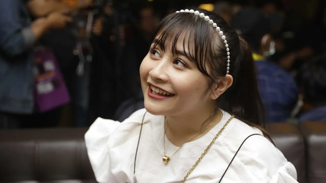 Prilly Latuconsina Putus dengan Maxime Bouttier, Bantah Karena Ada Orang Ketiga