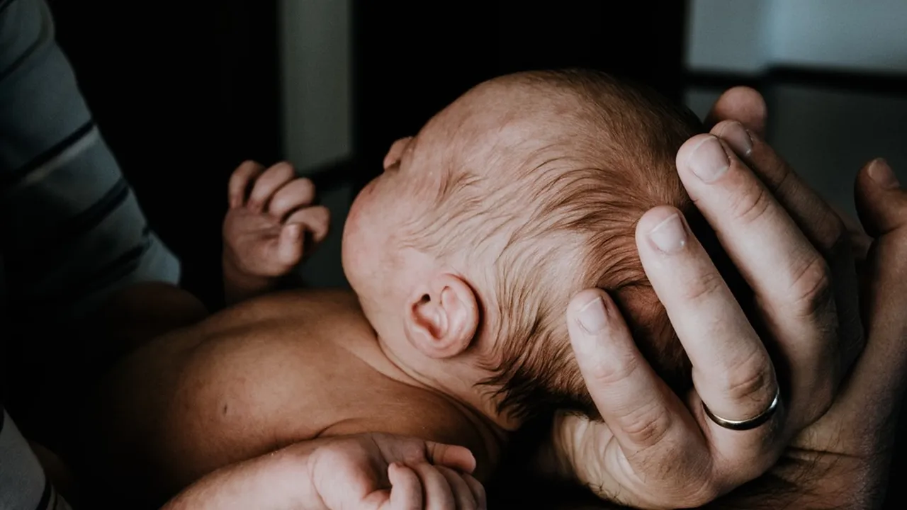 Primbon Jam Kelahiran Bayi Dapat Menentukan Watak, Cek Peruntungannya