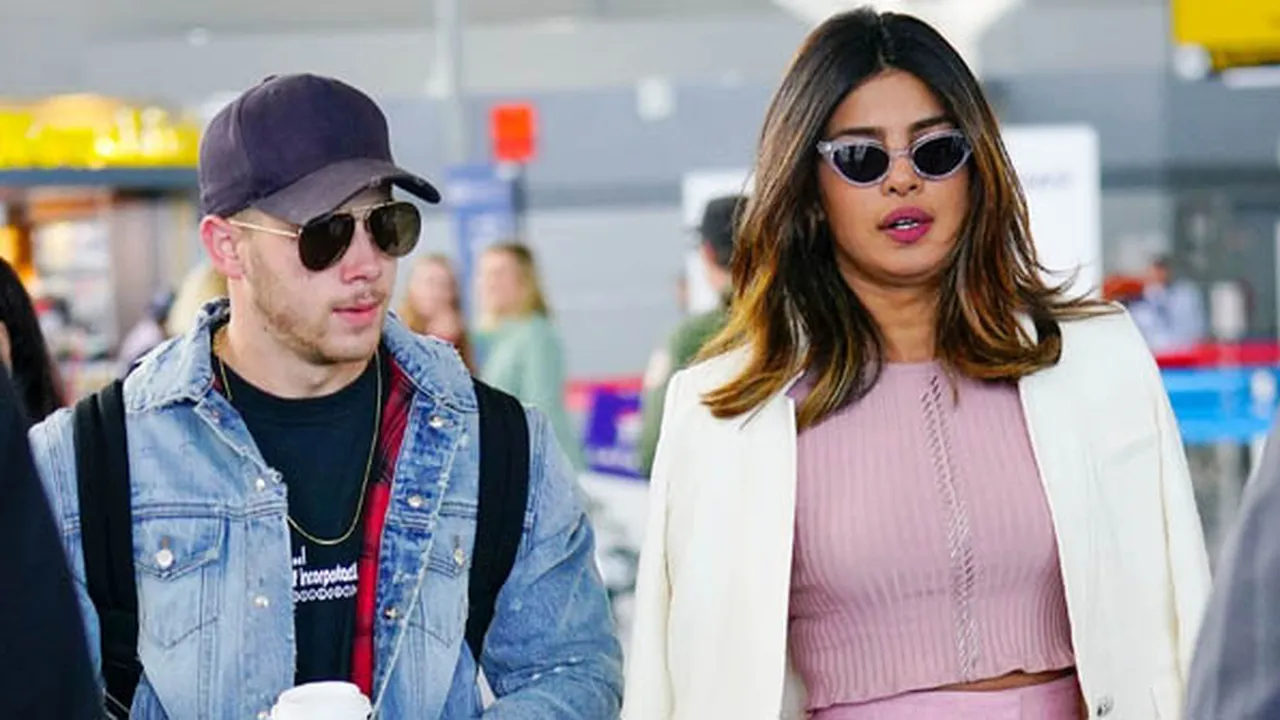 Priyanka Chopra & Nick Jonas Tertangkap Dinner Romantis di Mumbai