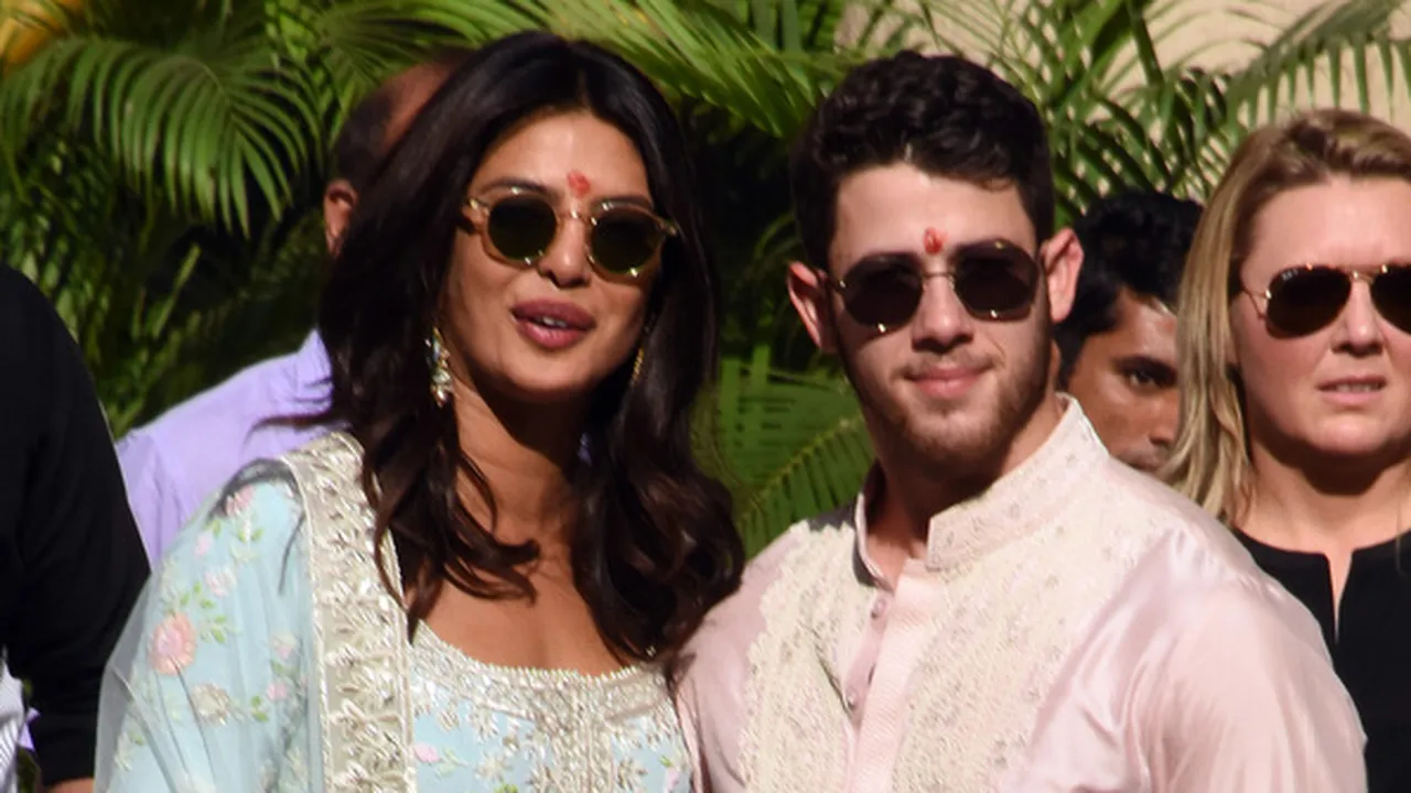 Priyanka Chopra Rayakan Karwa Chauth Perdana, Nick Jonas Pakai Busana India