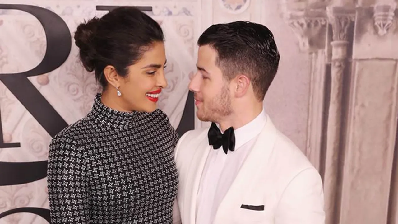 Priyanka Chopra Temani Nick Jonas Main Sepakbola Dengan Bintang India
