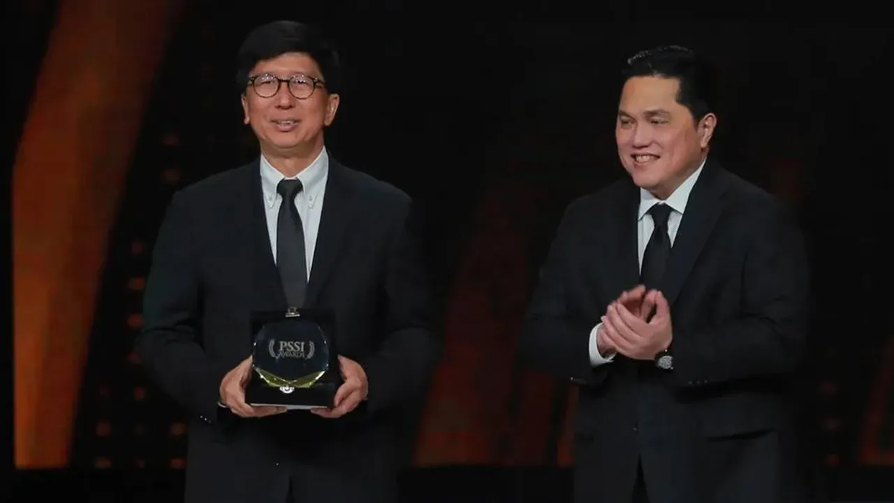 PSSI Awards 2026 Digelar Perdana, Erick Thohir Serahkan Penghargaan untuk Emtek