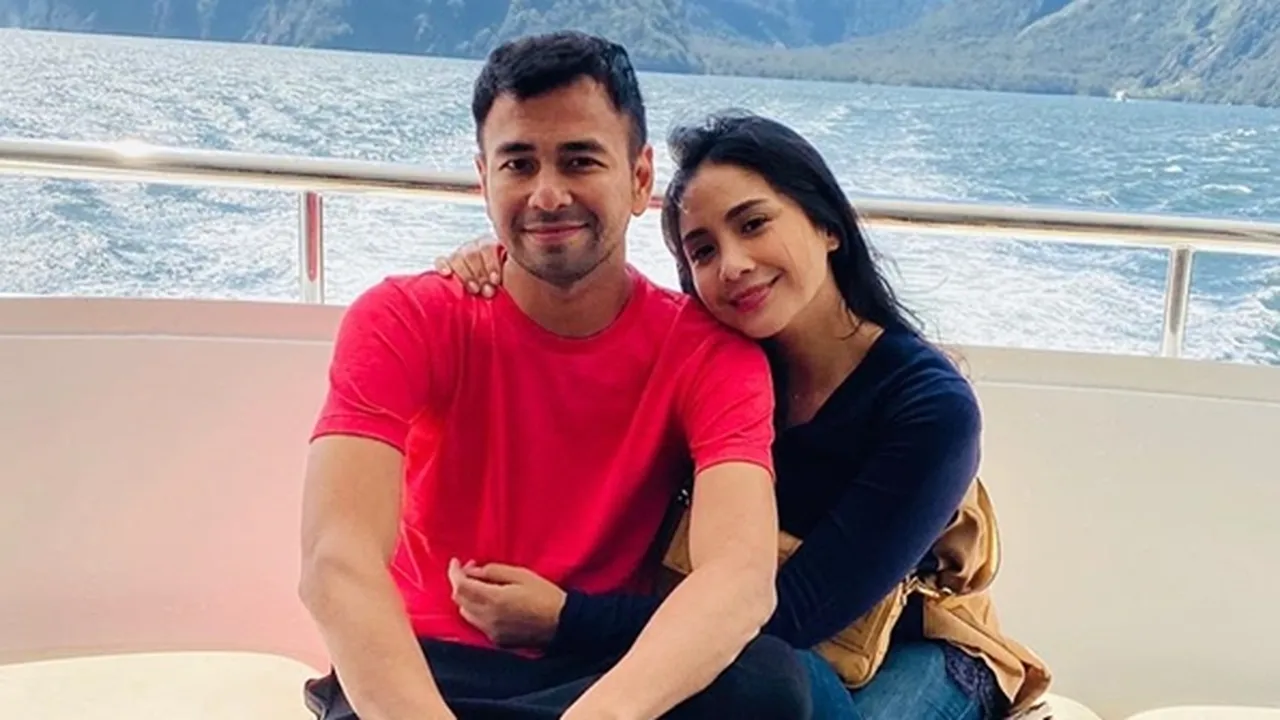 Pulang dari Keliling Dunia Langsung Kerja, Raffi Ahmad Pakai Infus Saat Tidur Pulang dari Keliling Dunia Langsung Kerja, Raffi Ahmad Pakai Infus Saat Tidur
