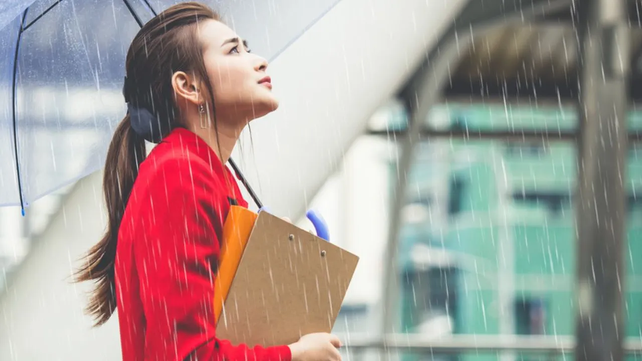 Punya Aktivitas Super Padat Saat Musim Hujan? Begini Cara Jaga Daya Tahan Tubuh
