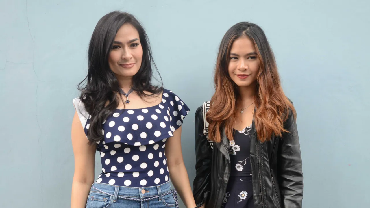 Punya Hobi Yang Sama Dengan Anak, Iis Dahlia: Ngemall Ya, Kak