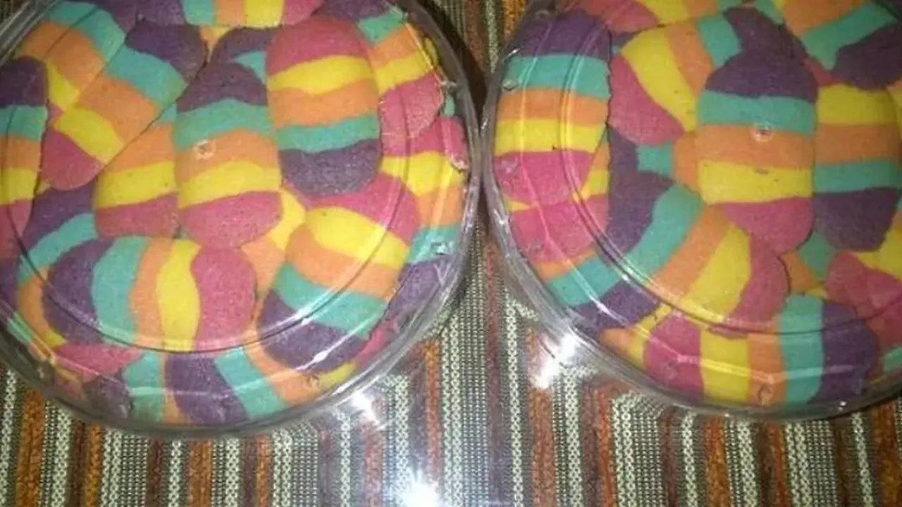 Punya Tampilan Eye Catching, Ikuti Resep Kue Lidah Kucing Pelangi yang Mudah Dibuat