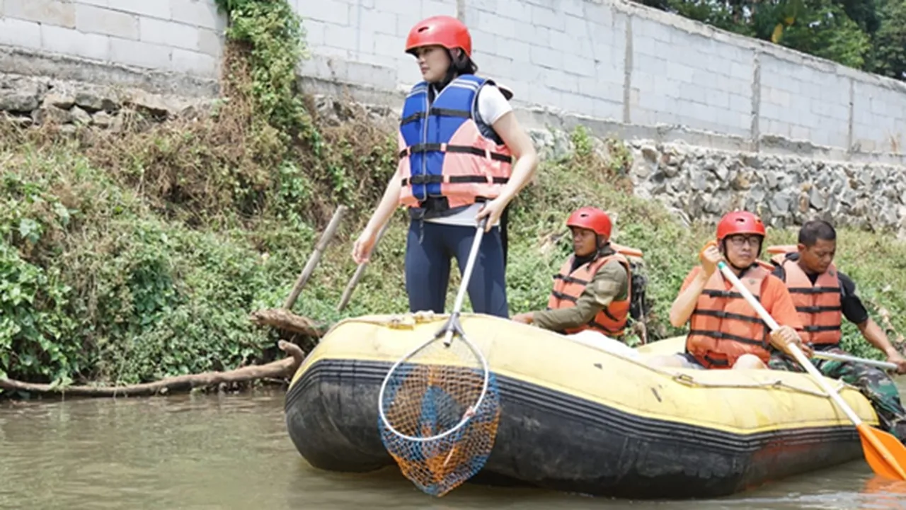 Puteri Indonesia Lingkungan 2019 Punguti Sampah di Sungai Pesanggrahan