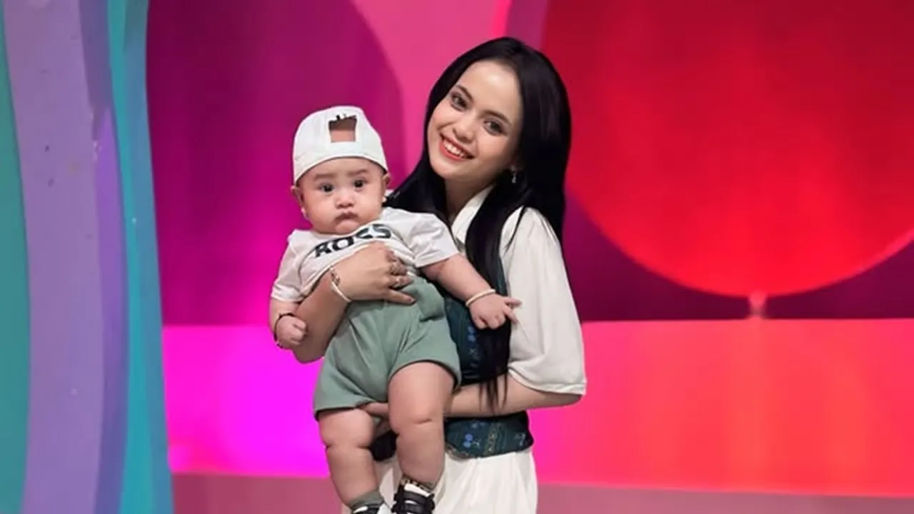 Putri Isnari Cerita Jadi Ibu 22 Tahun, Emosi Masih Naik Turun