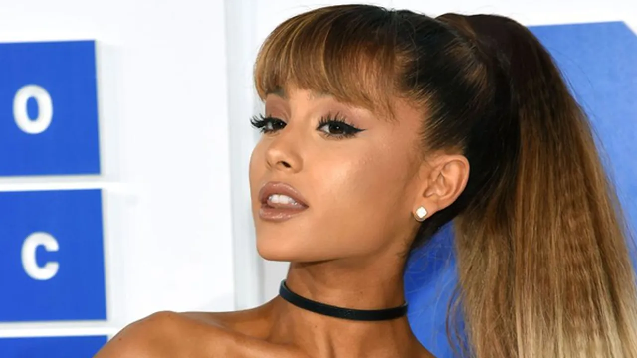 Putus Cinta, Ariana Grande Tutup Tato Tribut Pete Davidson Pakai Plester