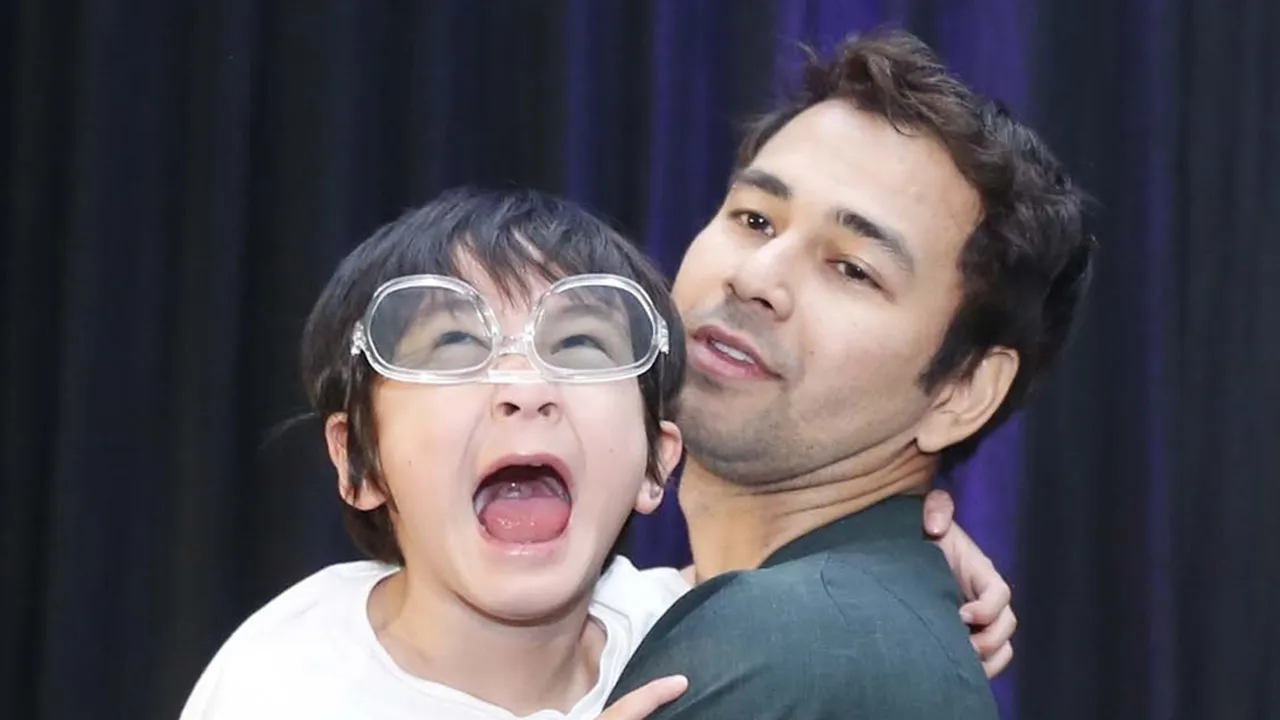 Rafathar Akhirnya Bisa Naik Sepeda Roda Dua Sendiri, Raffi Ahmad Bangga