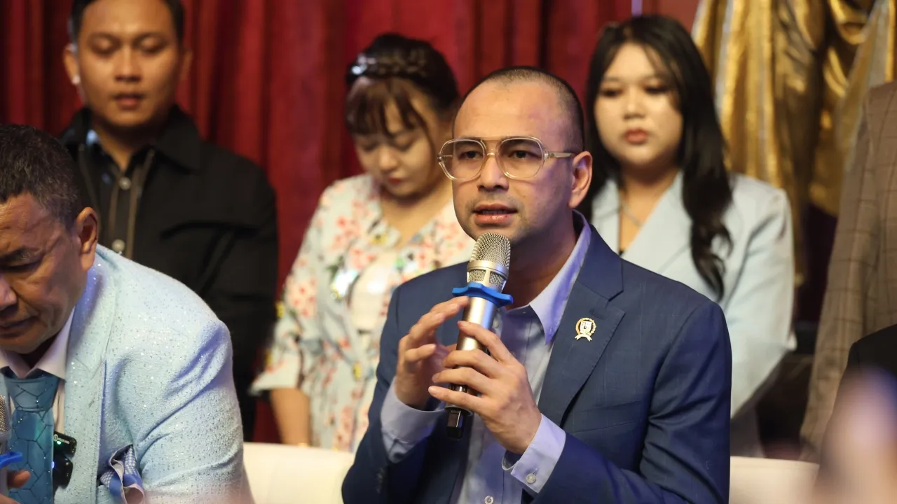 Raffi Ahmad dan Irfan Hakim Dapat Peringatan Serangan Udara saat Umrah Raffi Ahmad dan Irfan Hakim Dapat Peringatan Serangan Udara saat Umrah