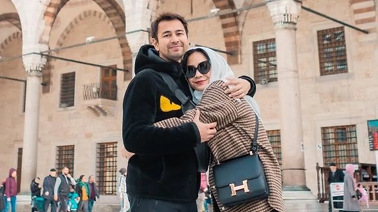 Raffi Ahmad Sedih Saat Sampai di Turki, Diteriaki 'Corona Man' Raffi Ahmad Sedih Saat Sampai di Turki, Diteriaki 'Corona Man'