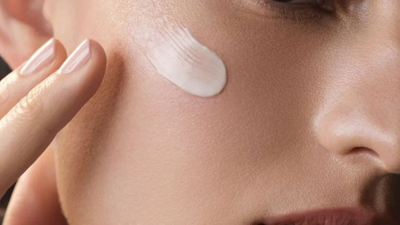 Rahasia Kecantikan: Daftar Skincare Retinol yang Terjamin Aman Menurut Dokter!