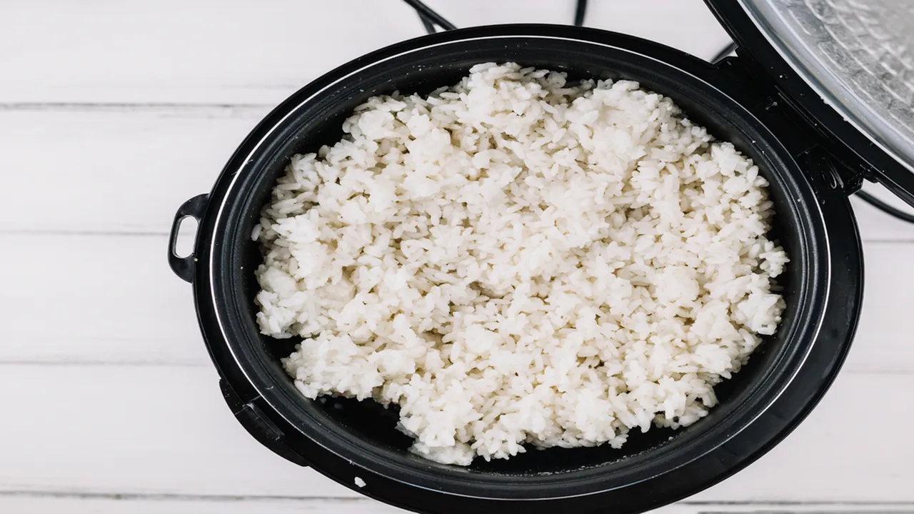 Rahasia Mengembalikan Nasi Kering Menjadi Pulen di Rice Cooker, Simak Triknya