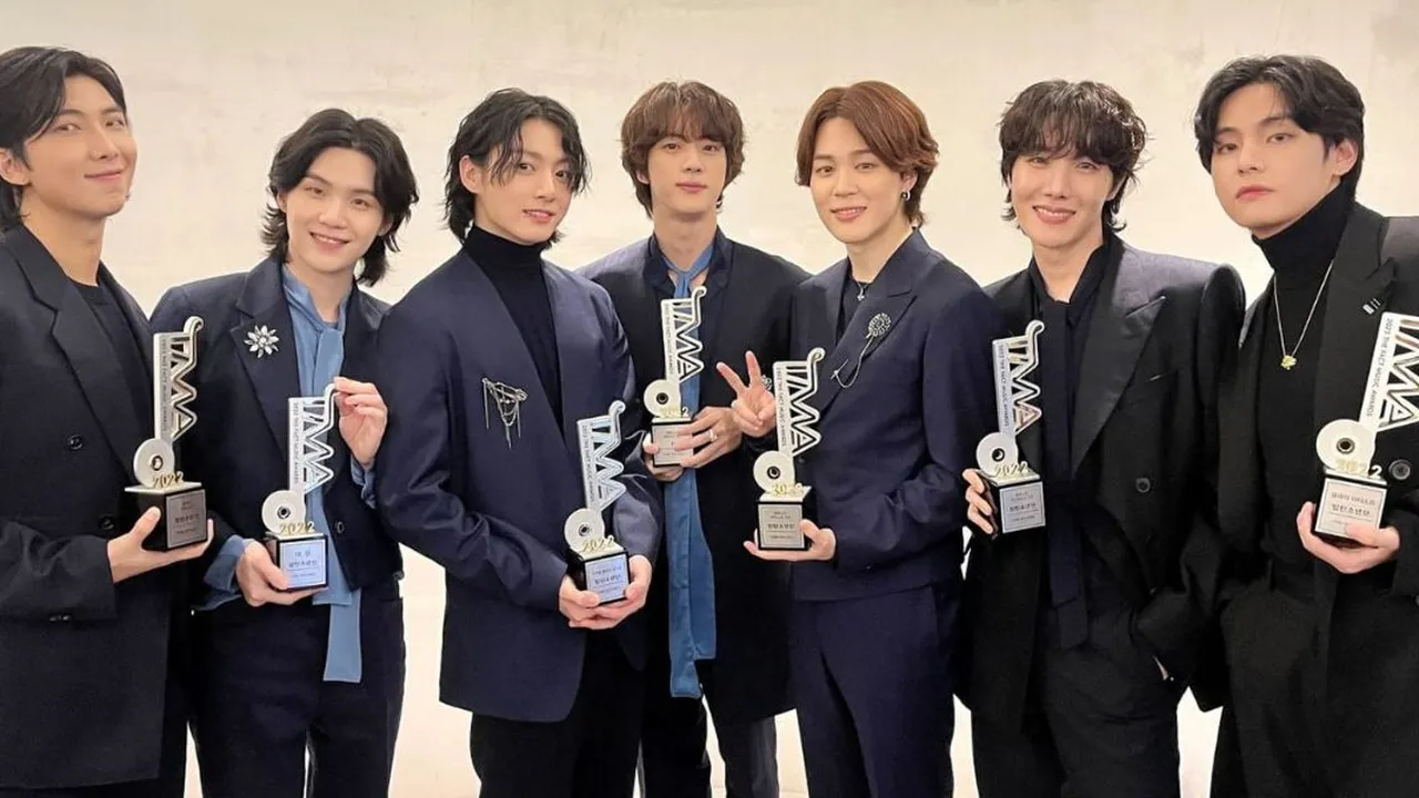 Raih Daesang di The Fact Music Awards 2022, BTS Perpanjang Rekor Dengan Total 66 Piala