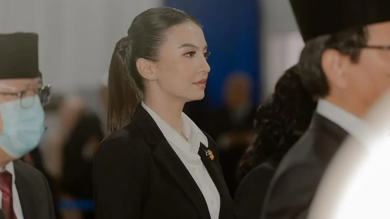 Raline Shah Resmi Jadi Stafsus Menkomdigi, Intip Riwayat Pendidikannya Raline Shah Resmi Jadi Stafsus Menkomdigi, Intip Riwayat Pendidikannya