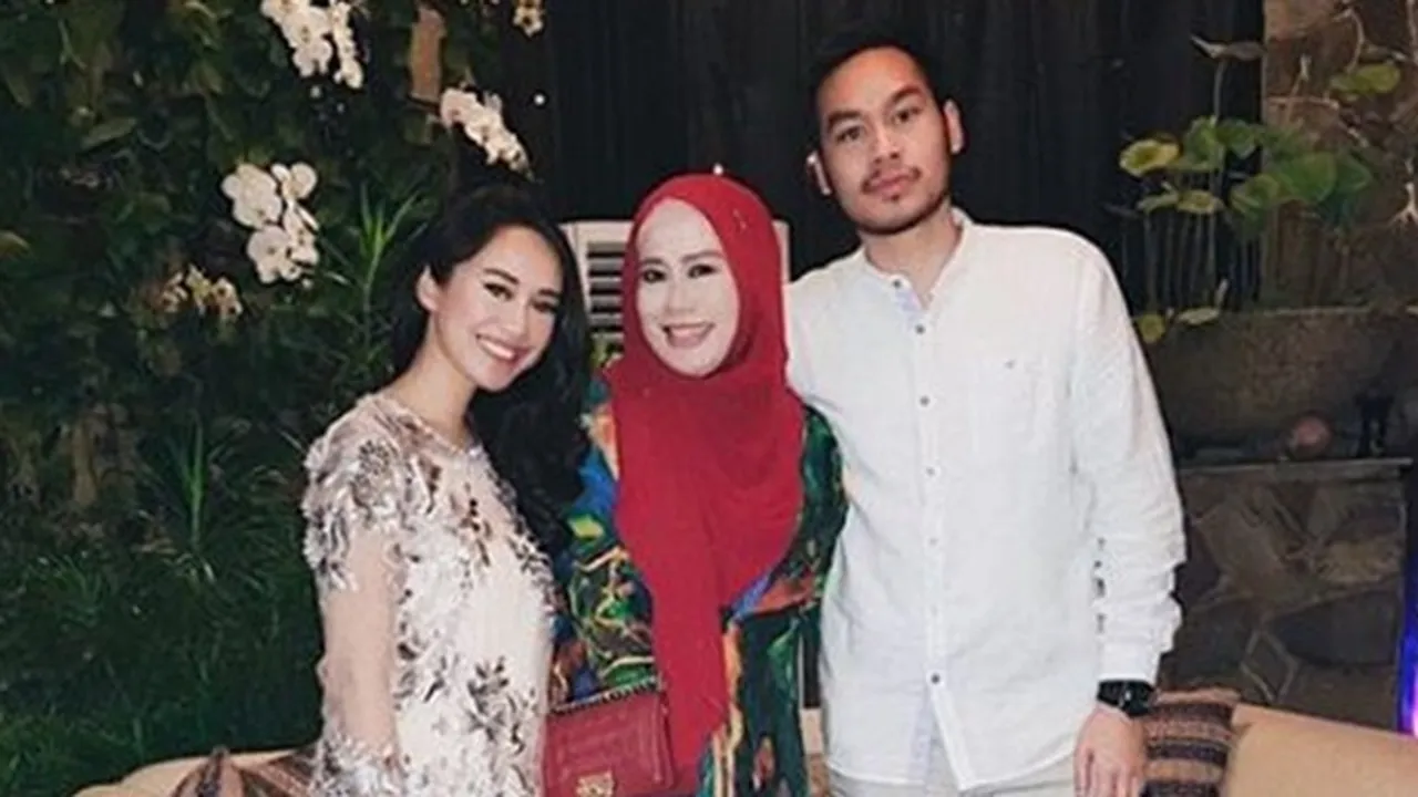 Rama Sahetapy Resmi Tunangan Dengan Merdianti Octavia, Dewi Yull Doakan Sang Putra