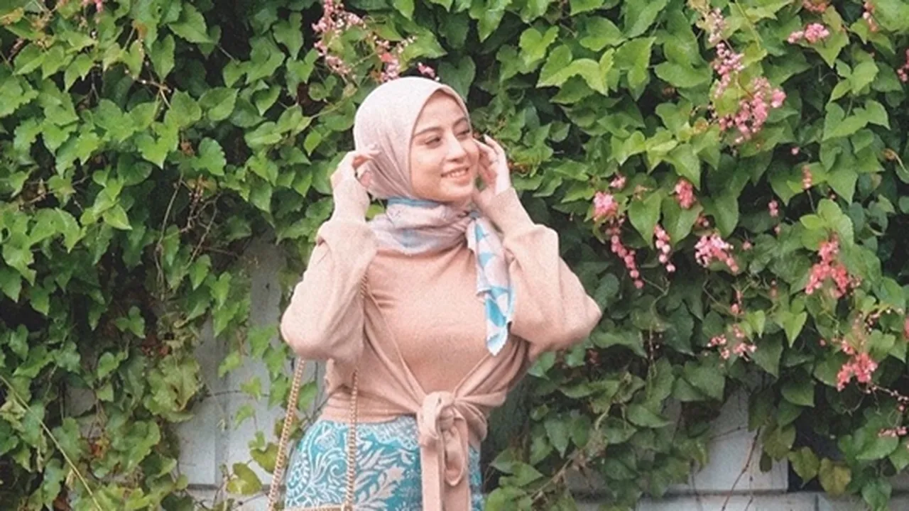 Ramadhan Hari Pertama, Potret Awkarin Kenakan Hijab Panen Pujian