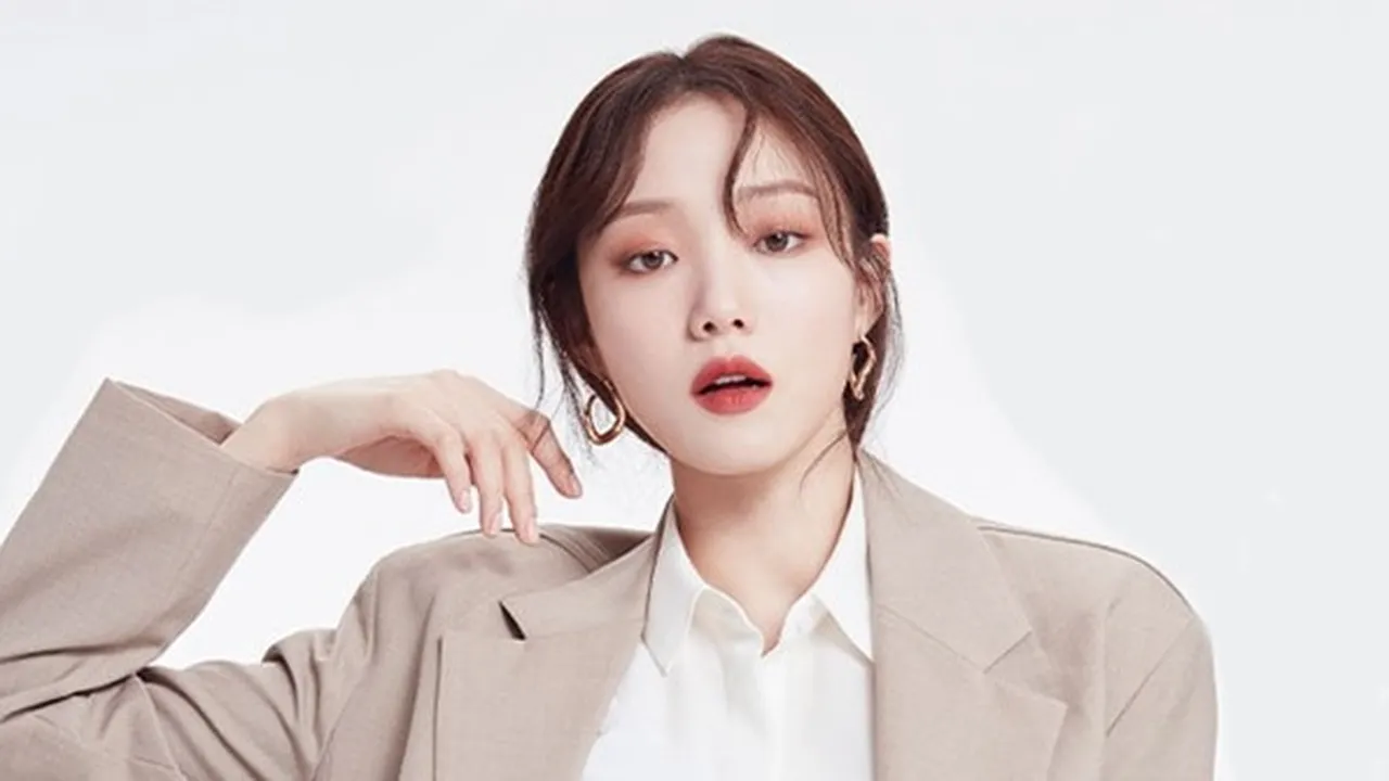 Rambut Baru Choppy Bangs, Lee Sung Kyung Bagai Boneka Hidup