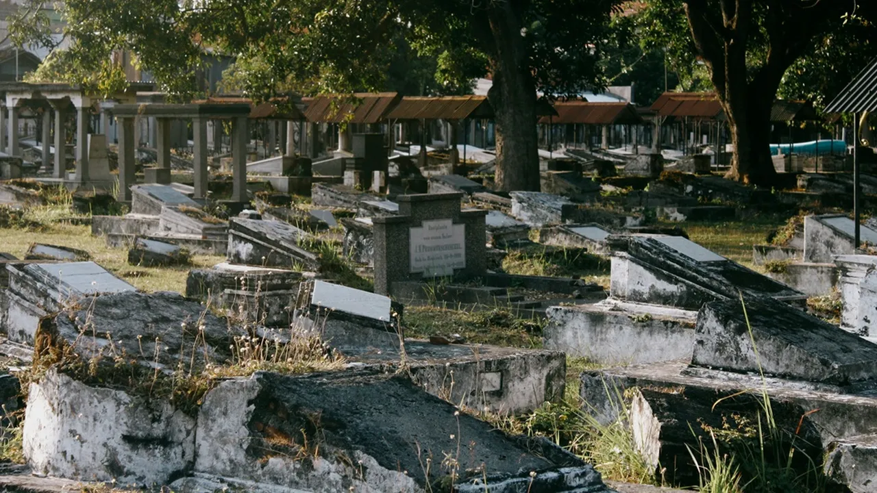 Rangkaian Doa Ziarah Kubur Urut dari Awal Sampai Akhir, Punya Manfaat Luar Biasa