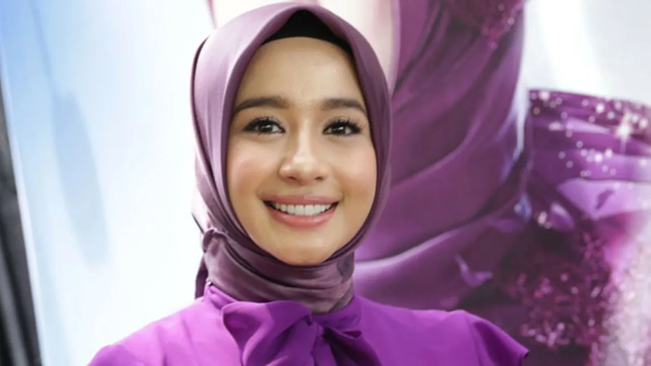 Rayakan Idul Adha Bersama, Laudya Cynthia Bella dan Aleesya Kembaran Mukena