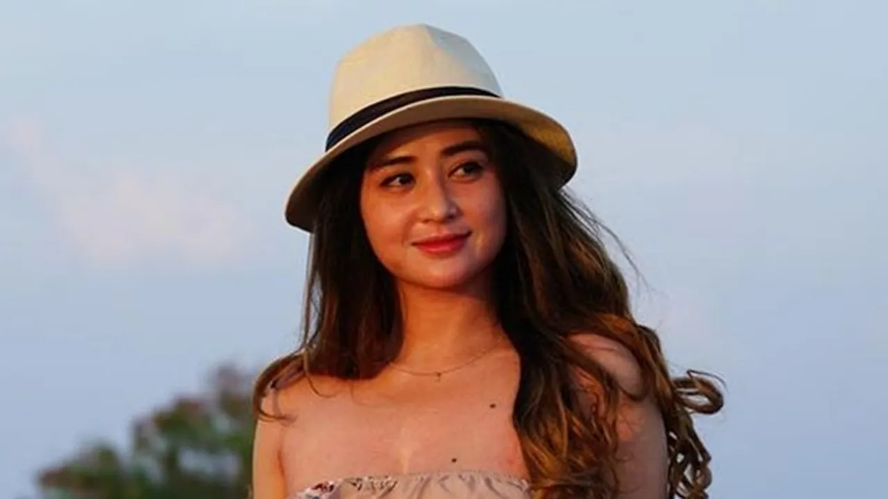 Rayakan Idul Adha di Tengah Pandemi, Dewi Perssik Bagikan Daging Kurban Door to Door Rayakan Idul Adha di Tengah Pandemi, Dewi Perssik Bagikan Daging Kurban Door to Door