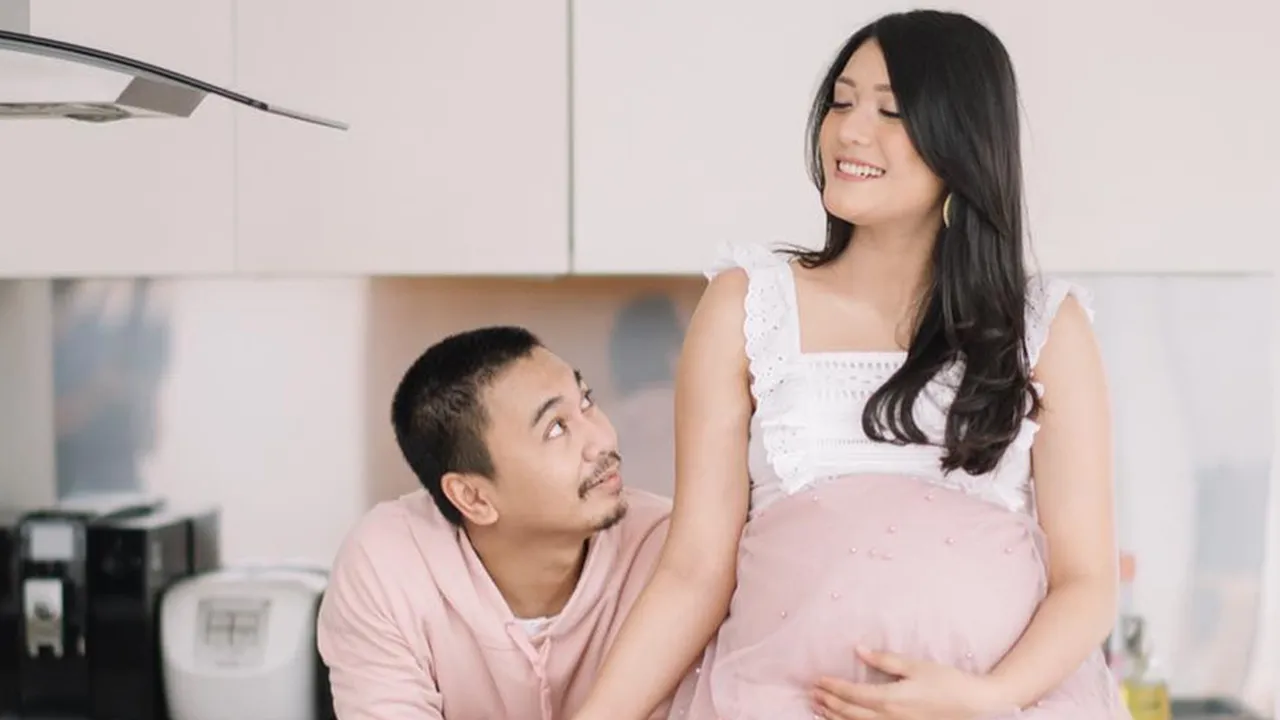 Rayakan Ulang Tahun Pernikahan Yang Tertunda, Raditya Dika Dinner Bareng Istri