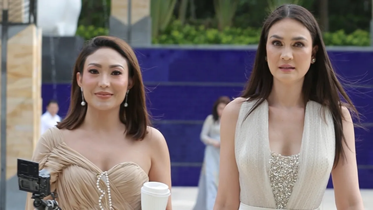 Reaksi Luna Maya Saat Ayu Dewi Dengarkan Lagu Ariel NOAH 'Wanitaku' Reaksi Luna Maya Saat Ayu Dewi Dengarkan Lagu Ariel NOAH 'Wanitaku'