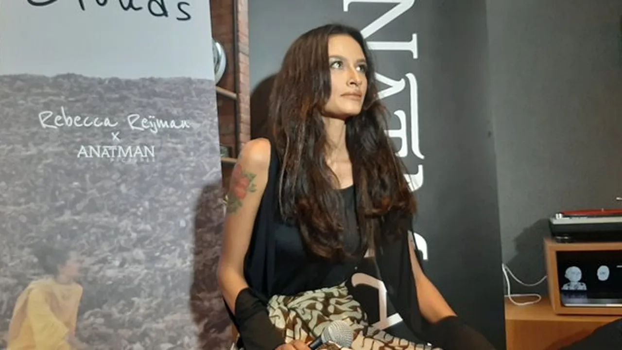Rebbeca Reijman Rilis Single 'Clouds' dengan Video Klip Mirip Adegan 'STAR WARS'