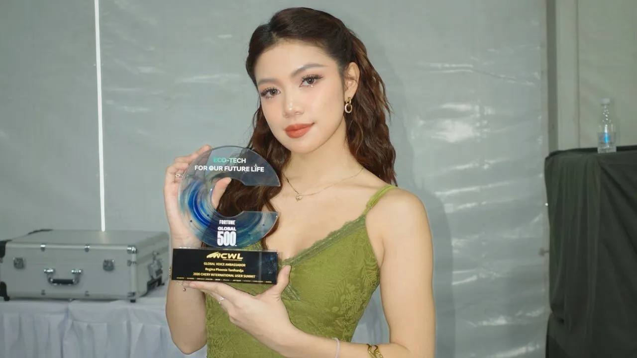 Global Voice Ambassadorのトロフィーを手にするRegina Phoenix