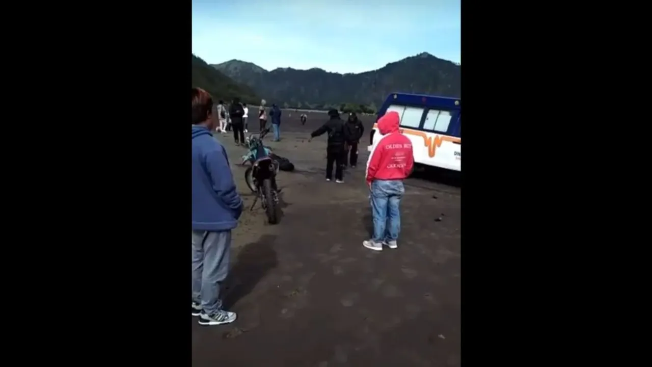 Remaja Asal Malang Tewas Saat Jumping dengan Sepeda Motor di Lautan Pasir Bromo