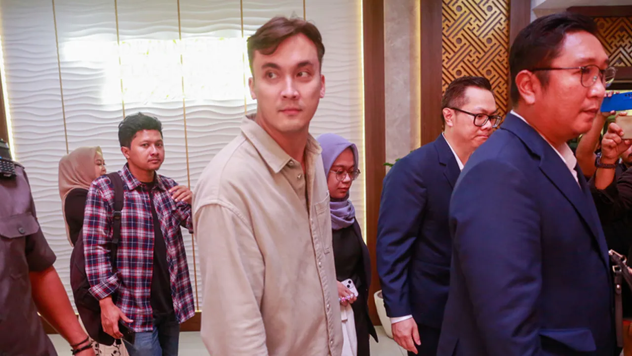 Rendy Kjaernett Hadiri Sidang Mediasi dengan Tangan Diperban
