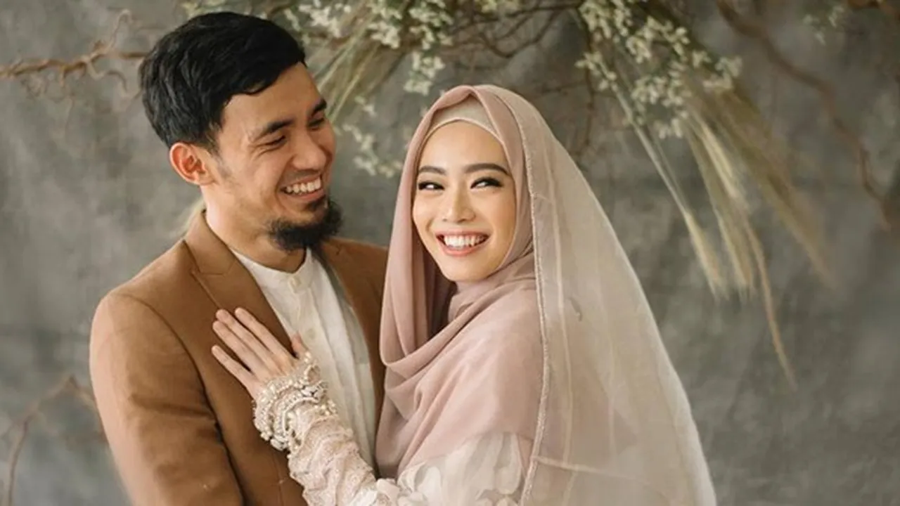 Resmi Jadi Suami Istri, Lindswell Kwok dan Achmad Hulaefi Pamerkan Buku Nikah