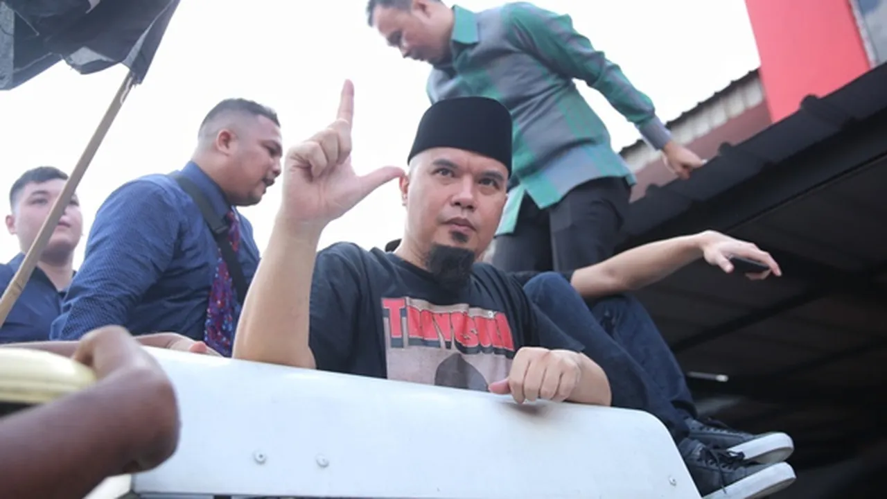 Resmi Keluar Lapas, Ahmad Dhani dan Keluarga Pulang ke Rumah Naik Unimog