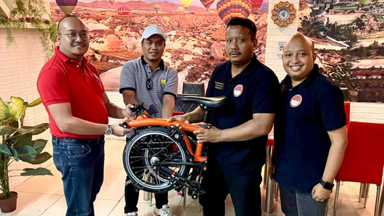 Ressa Herlambang dan IPMI Lelang Sepeda Brompton dan Berikan Hasilnya Pada Masyarakat Terdampak Covid-19 Ressa Herlambang dan IPMI Lelang Sepeda Brompton dan Berikan Hasilnya Pada Masyarakat Terdampak Covid-19