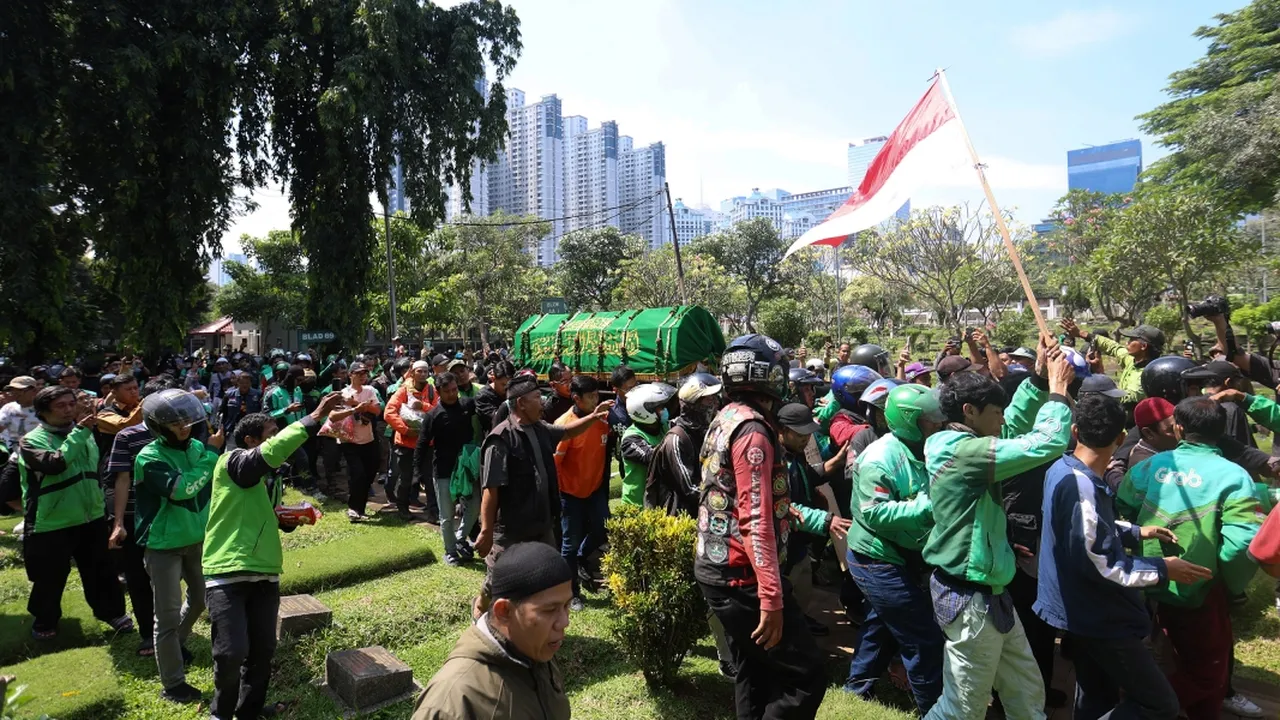 Ribuan Ojol Iringi Pemakaman Affan Kurniawan di Karet Bivak