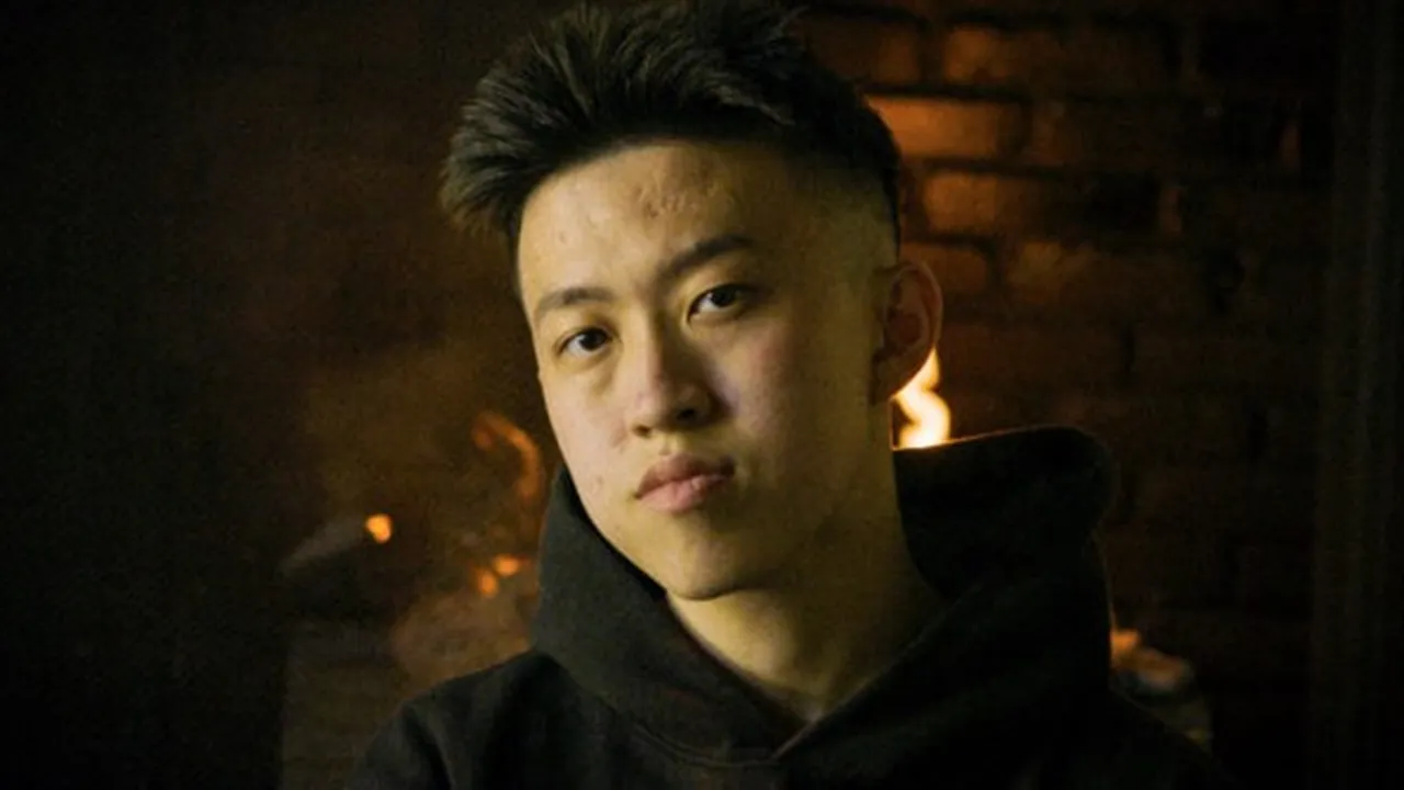 Rich Brian Rilis Official MV Buat 'Love In My Pocket', Ceritanya Unik dan Ada yang Bikin Salfok Rich Brian Rilis Official MV Buat 'Love In My Pocket', Ceritanya Unik dan Ada yang Bikin Salfok