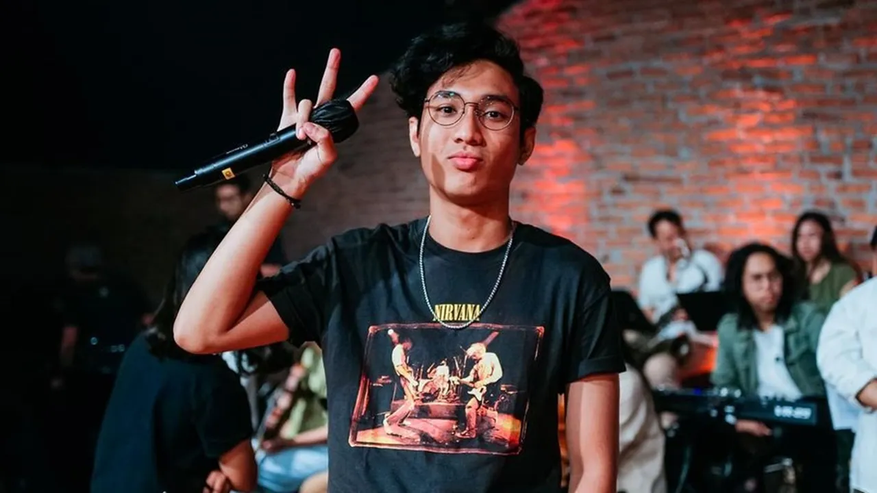 Rifqi FTR Bawakan Kembali 'Kepada Hati' yang Pernah Dinyanyikan Cakra Khan Dengan Aransemen Baru Rifqi FTR Bawakan Kembali 'Kepada Hati' yang Pernah Dinyanyikan Cakra Khan Dengan Aransemen Baru