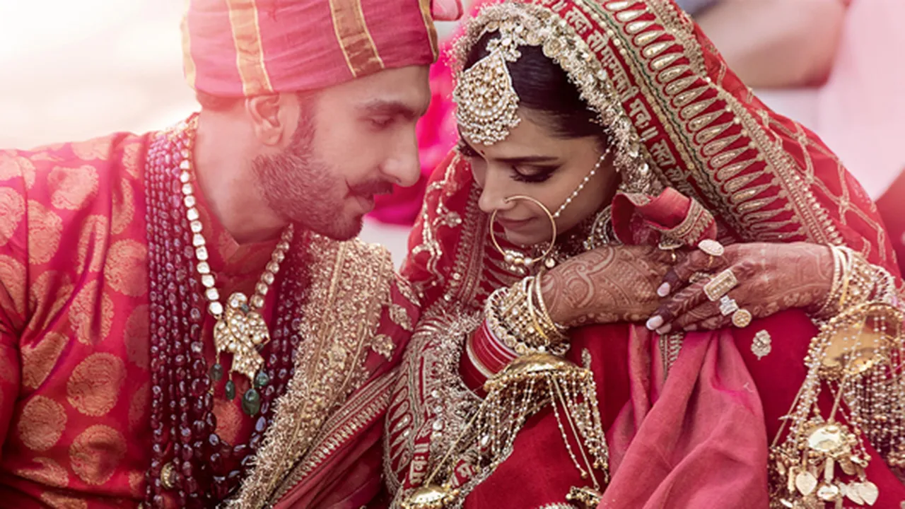 Rilis Foto Resmi Pernikahan, Deepika Padukone dan Ranveer Singh Super Bahagia Rilis Foto Resmi Pernikahan, Deepika Padukone dan Ranveer Singh Super Bahagia